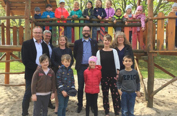 Kultusminister Christian Piwarz mit Team und Kindern der Pirnaer Kita "Schlumpfenhaus"